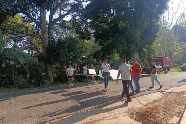 Bloquean carretera Totutla–Xalapa por falta de maestros en telesecundaria