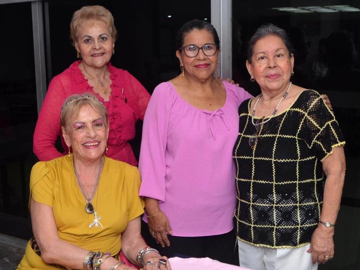 Socias del Club de Escritoras de Veracruz AC realizan reunión con temas alusivos al mes de abril