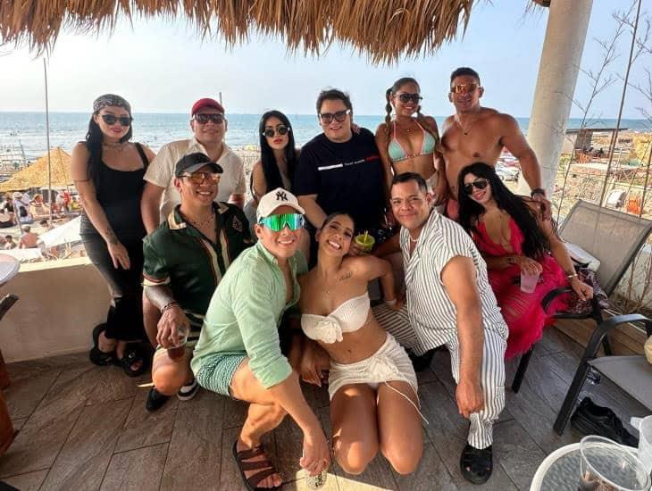 Turistas y locales gozan del delicioso mar en Veracruz