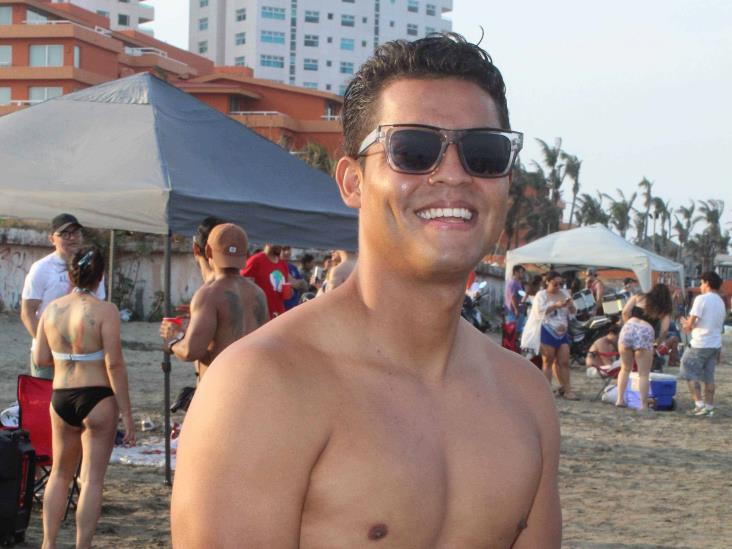 Turistas y locales gozan del delicioso mar en Veracruz