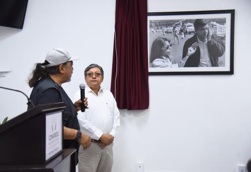 Develan foto en honor a Regina Martínez en Congreso de Veracruz