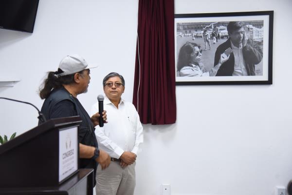 Develan foto en honor a Regina Martínez en Congreso de Veracruz