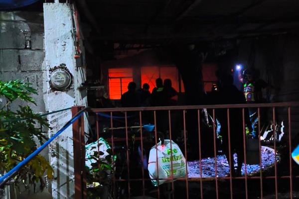 Incendio devasta domicilio en Fortín; logran salvar a un hombre de morir calcinado