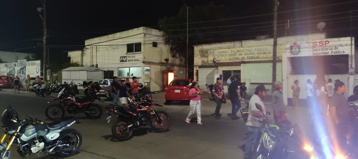 Realizan polémica detención de motociclistas por provocar molestias a vecinos en Minatitlán