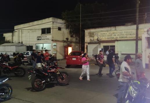 Realizan polémica detención de motociclistas por provocar molestias a vecinos en Minatitlán