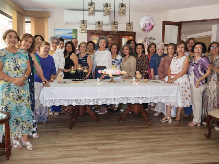 Lupita Gómez de Hernández es festejada por su cumpleaños