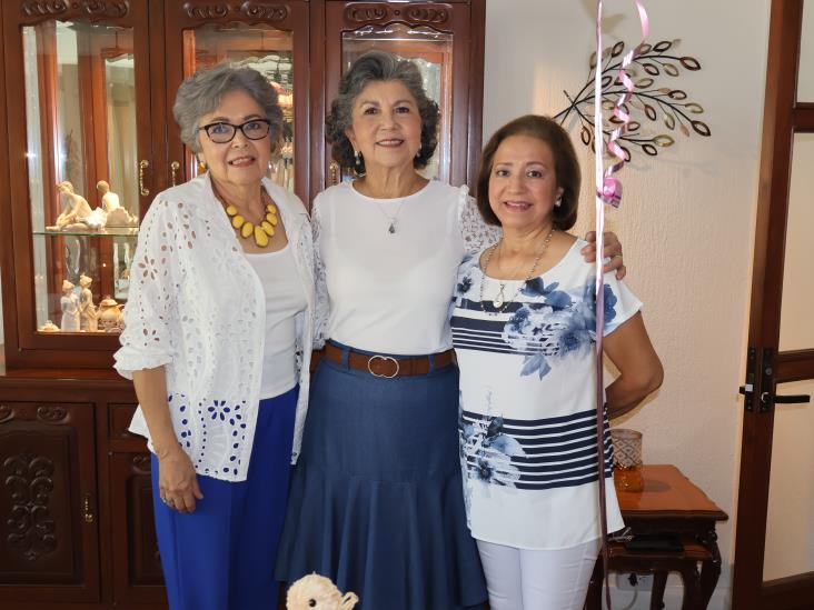 Lupita Gómez de Hernández es festejada por su cumpleaños