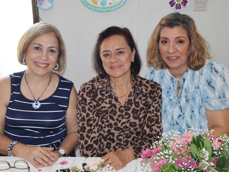 Lupita Gómez de Hernández es festejada por su cumpleaños