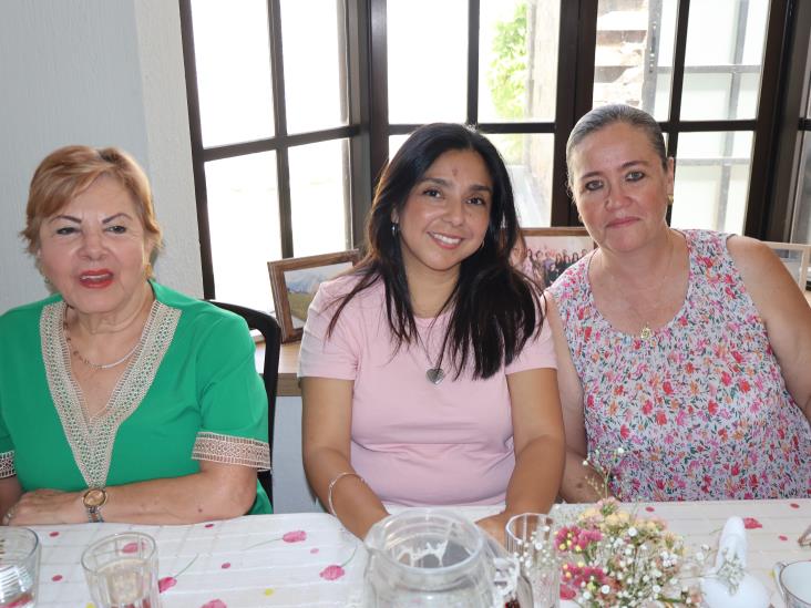 Lupita Gómez de Hernández es festejada por su cumpleaños
