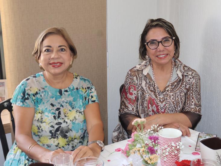 Lupita Gómez de Hernández es festejada por su cumpleaños