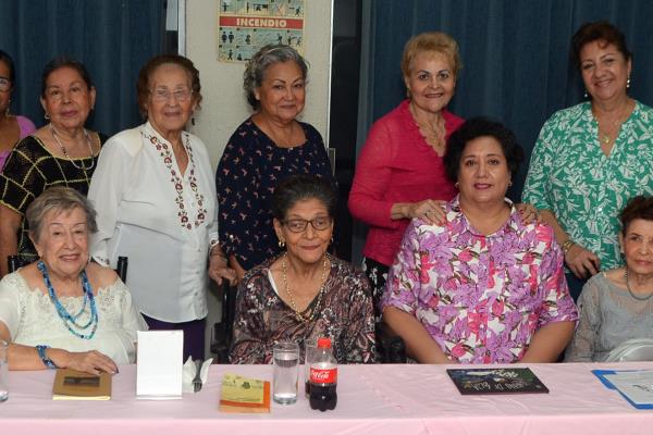 Socias del Club de Escritoras de Veracruz AC realizan reunión con temas alusivos al mes de abril