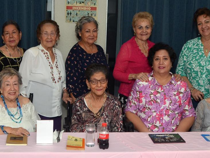 Socias del Club de Escritoras de Veracruz AC realizan reunión con temas alusivos al mes de abril