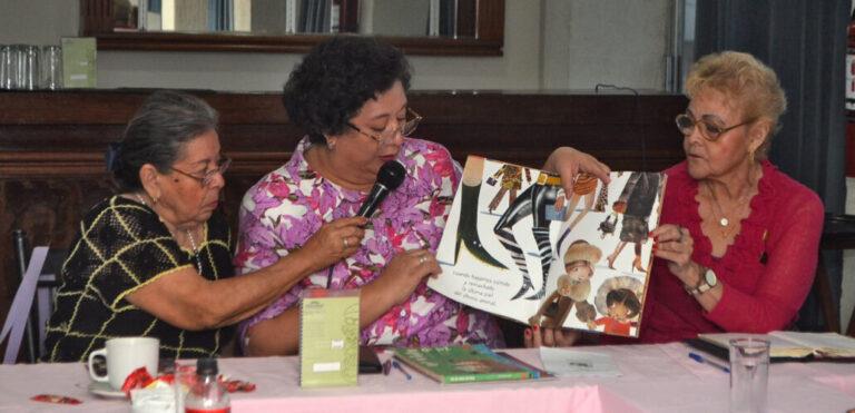 Socias del Club de Escritoras de Veracruz AC realizan reunión con temas alusivos al mes de abril