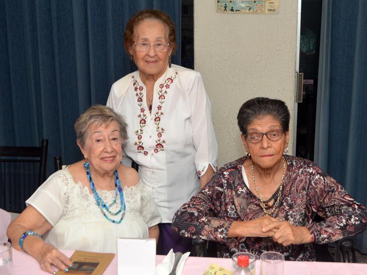 Socias del Club de Escritoras de Veracruz AC realizan reunión con temas alusivos al mes de abril