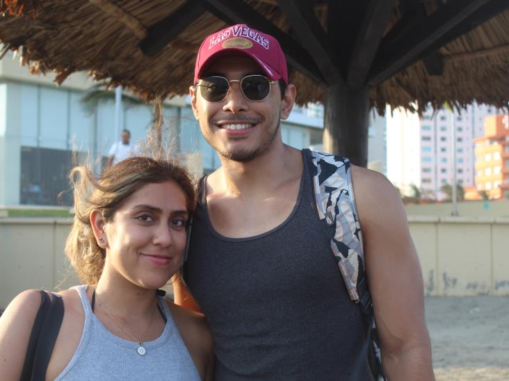 Turistas y locales gozan del delicioso mar en Veracruz