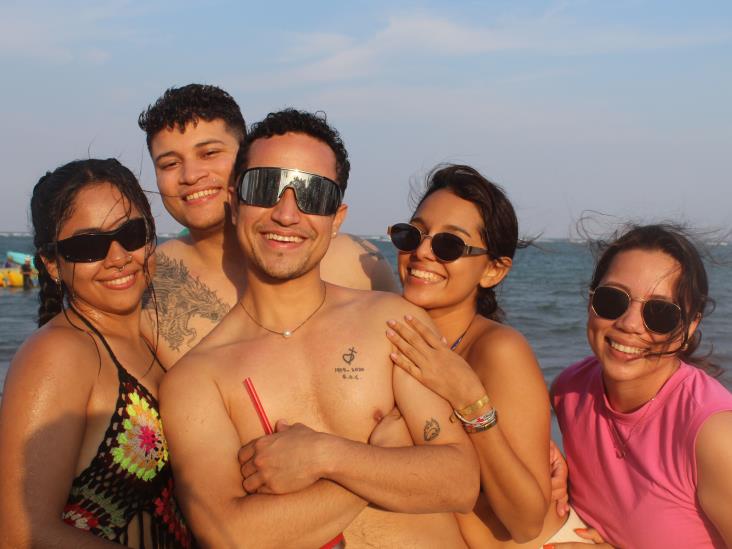 Turistas y locales gozan del delicioso mar en Veracruz