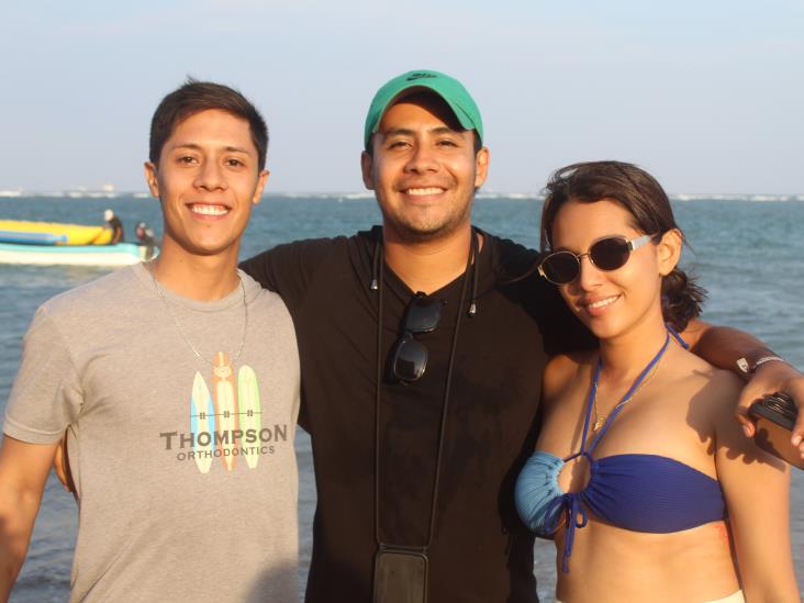 Turistas y locales gozan del delicioso mar en Veracruz