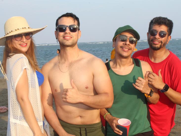 Turistas y locales gozan del delicioso mar en Veracruz