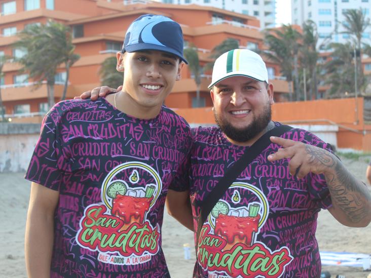 Turistas y locales gozan del delicioso mar en Veracruz