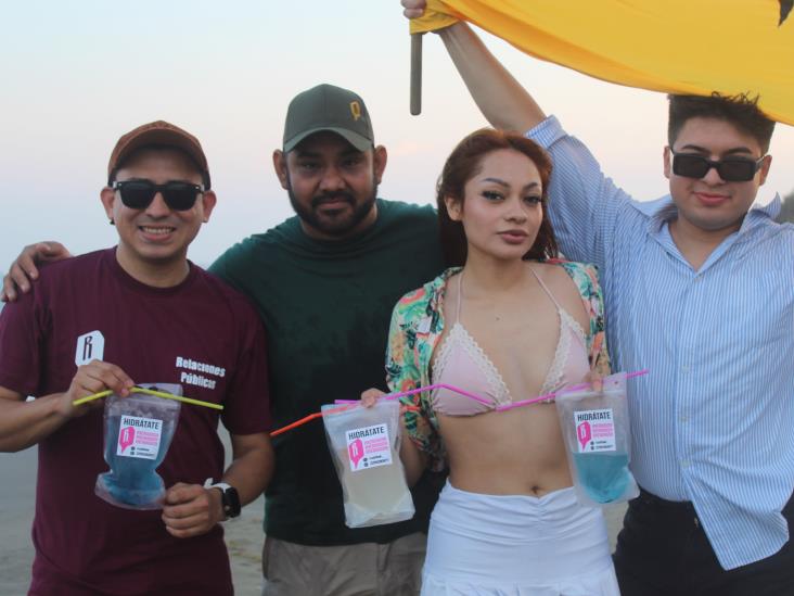 Turistas y locales gozan del delicioso mar en Veracruz