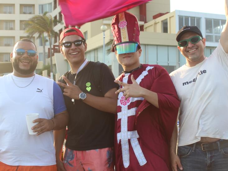 Jóvenes convierten las playas de Veracruz en su punto de encuentro