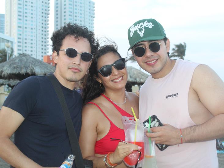 Jóvenes convierten las playas de Veracruz en su punto de encuentro