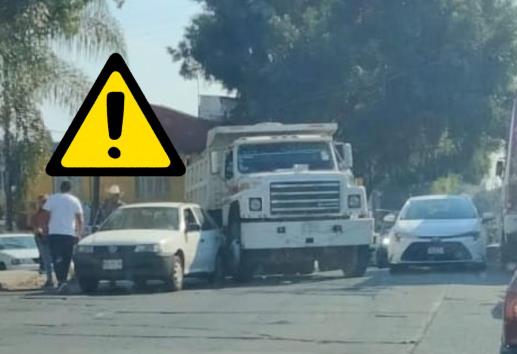 Caos vial en Xalapa, camión de volteo embiste auto en Chedraui Caram
