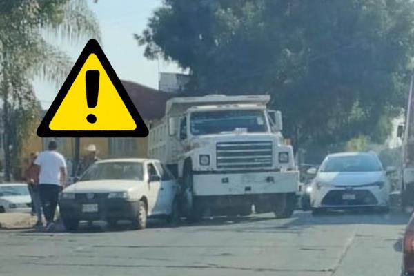 Caos vial en Xalapa, camión de volteo embiste auto en Chedraui Caram