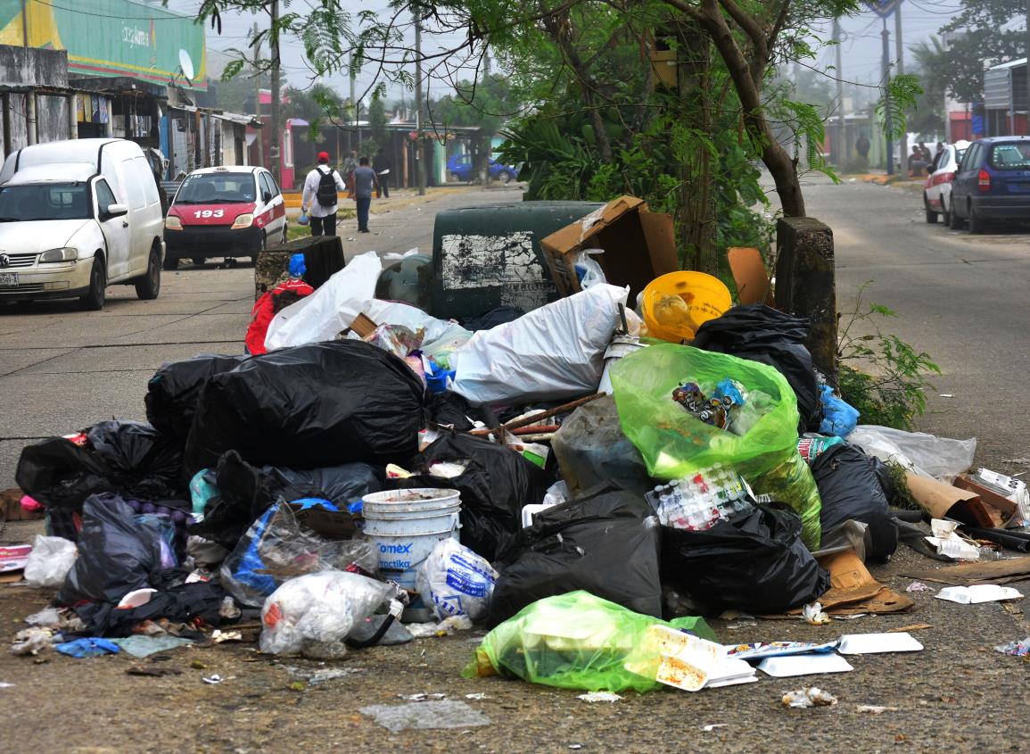 Ante falta de camiones, así solucionan la acumulación de basura en Ciudad Olmeca