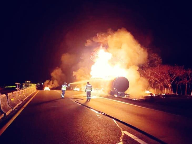 Choque e incendio de pipa en autopista Cosoleacaque-La Tinaja genera movilización de emergencias