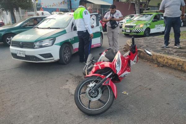 Taxista embiste a joven motociclista en la avenida Orizaba de Xalapa