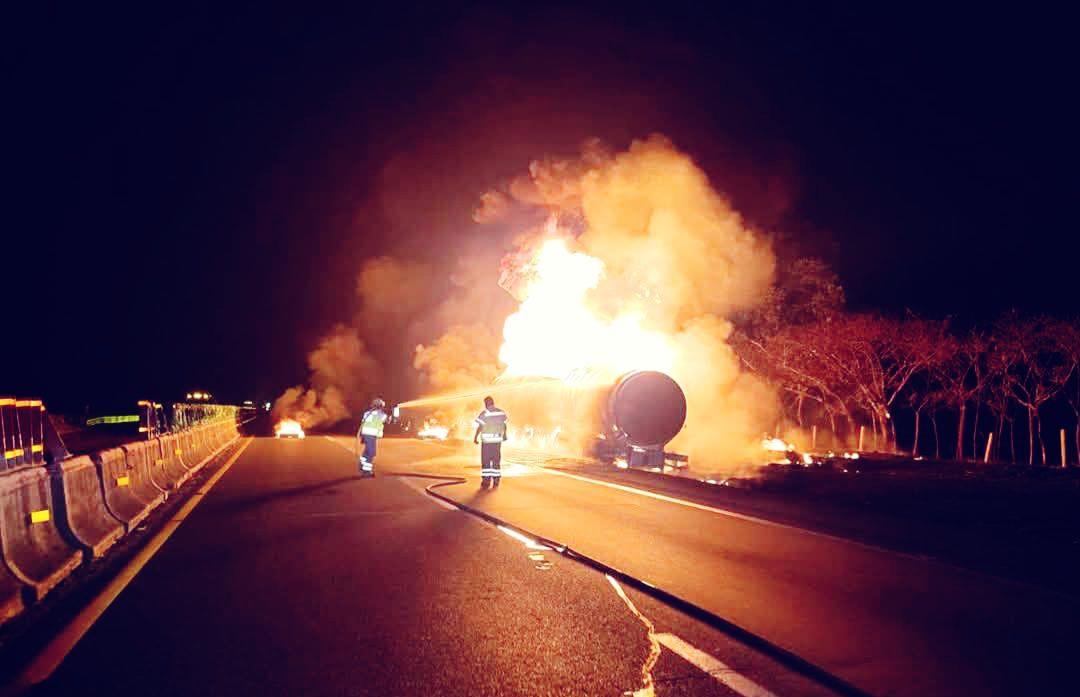 Choque e incendio de pipa en autopista de Acayucan 