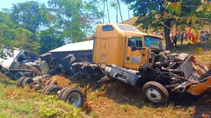 Saquean tráiler de Maseca pese a muerte de chofer en Las Choapas