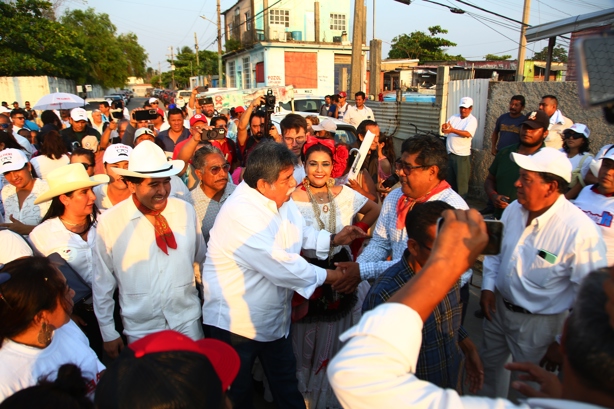 Elecciones 2025: Carlos Vasconcelos va al rescate de sectores populares de Coatzacoalcos | VIDEO