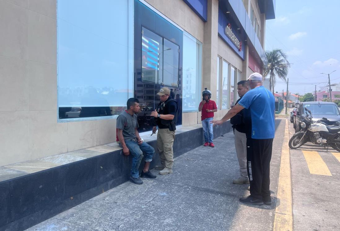 Hallan a hombre golpeado afuera de una plaza comercial en Boca del Río