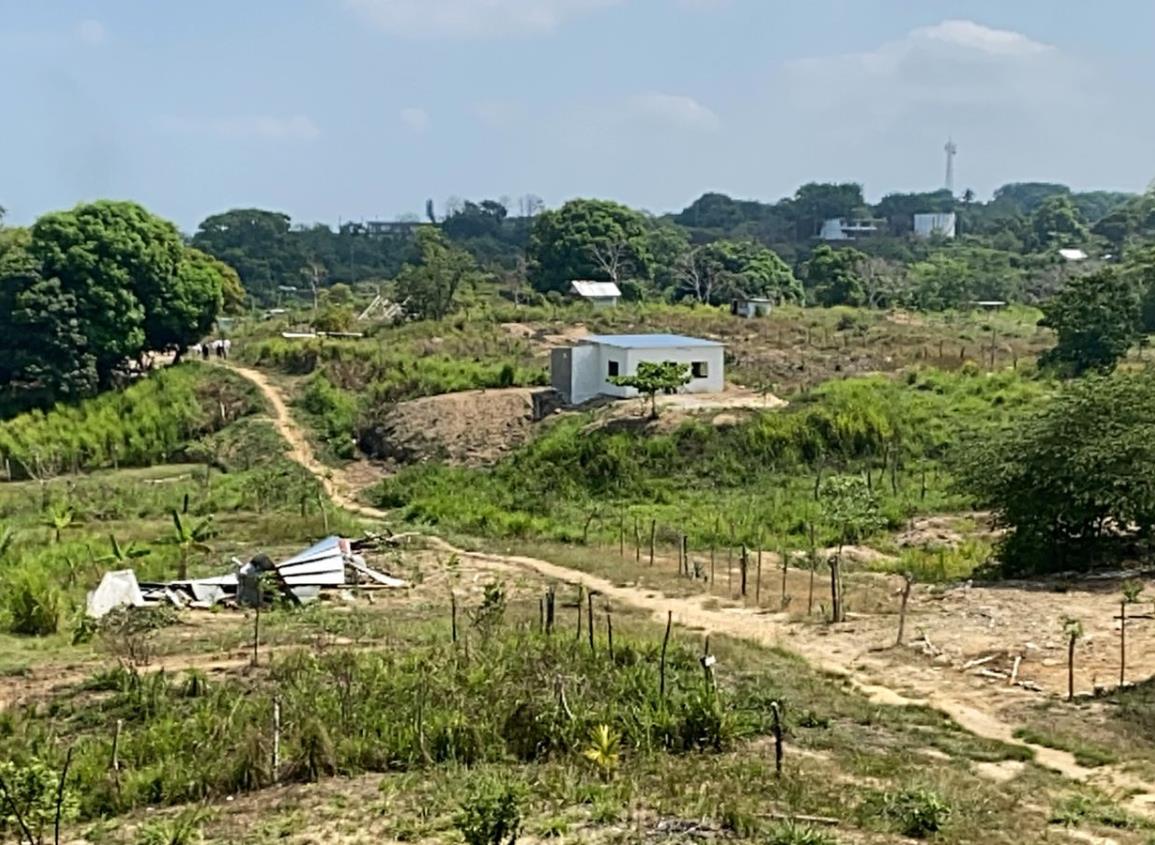 Pemex avanza en demolición de viviendas en predio invadido en Agua Dulce