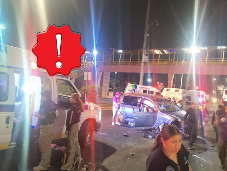 Auto se vuelca en Xalapa, frente a la SEV: resultan dos heridos y tres fugitivos