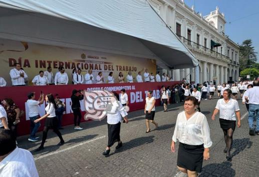 Realizan desfile conmemorativo al 1 de mayo en Xalapa (+VIDEO)