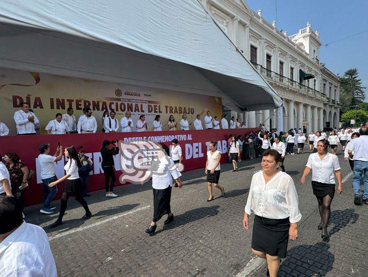 Realizan desfile conmemorativo al 1 de mayo en Xalapa (+VIDEO)