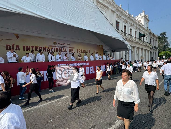 Realizan desfile conmemorativo al 1 de mayo en Xalapa (+VIDEO)