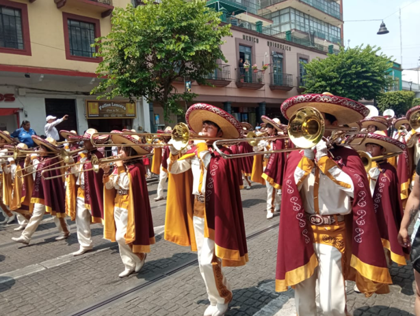 Realizan desfile conmemorativo al 1 de mayo en Xalapa (+VIDEO)