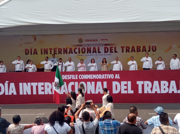 Realizan desfile conmemorativo al 1 de mayo en Xalapa (+VIDEO)