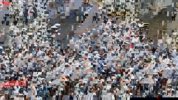 Bajo un intenso calor desfilan más de 3 mil trabajadores en Poza Rica