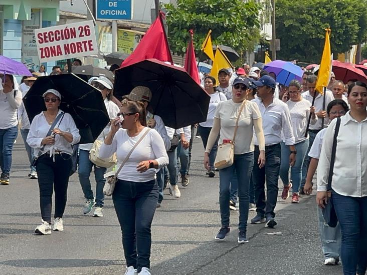 Bajo un intenso calor desfilan más de 3 mil trabajadores en Poza Rica