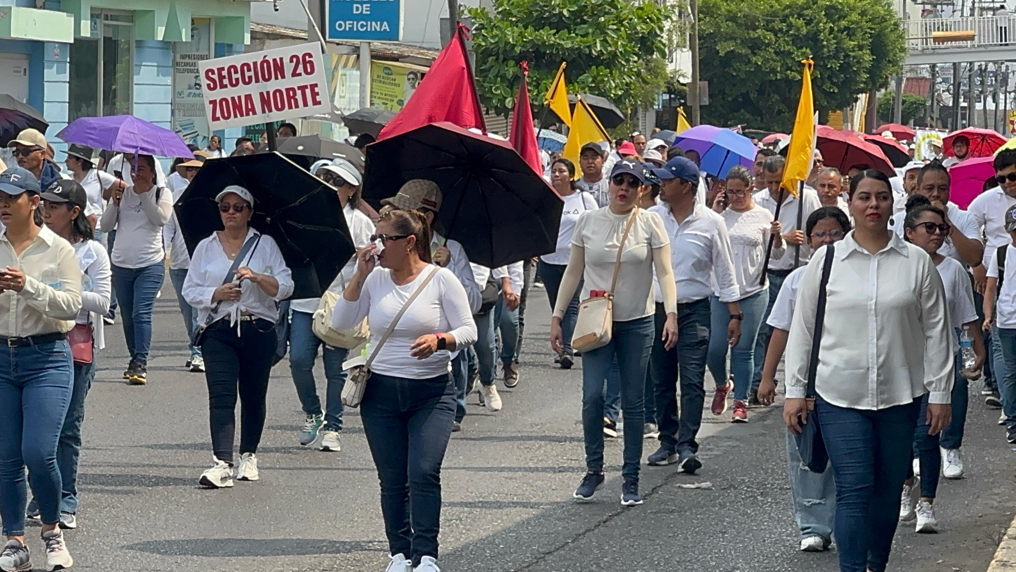 Bajo un intenso calor desfilan más de 3 mil trabajadores en Poza Rica