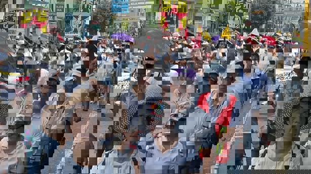 Bajo un intenso calor desfilan más de 3 mil trabajadores en Poza Rica