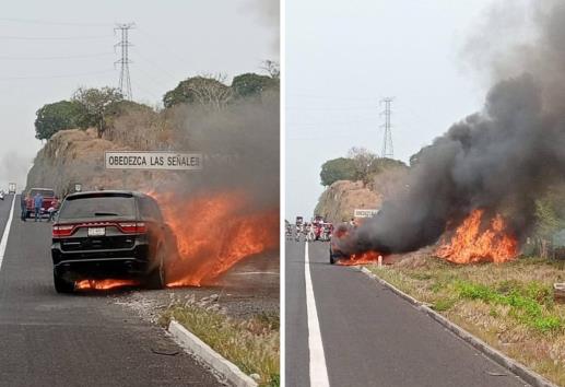 Lujosa camioneta se incendia en libramiento de Plan del Río