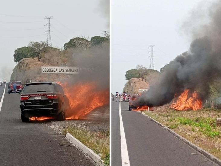 Lujosa camioneta se incendia en libramiento de Plan del Río