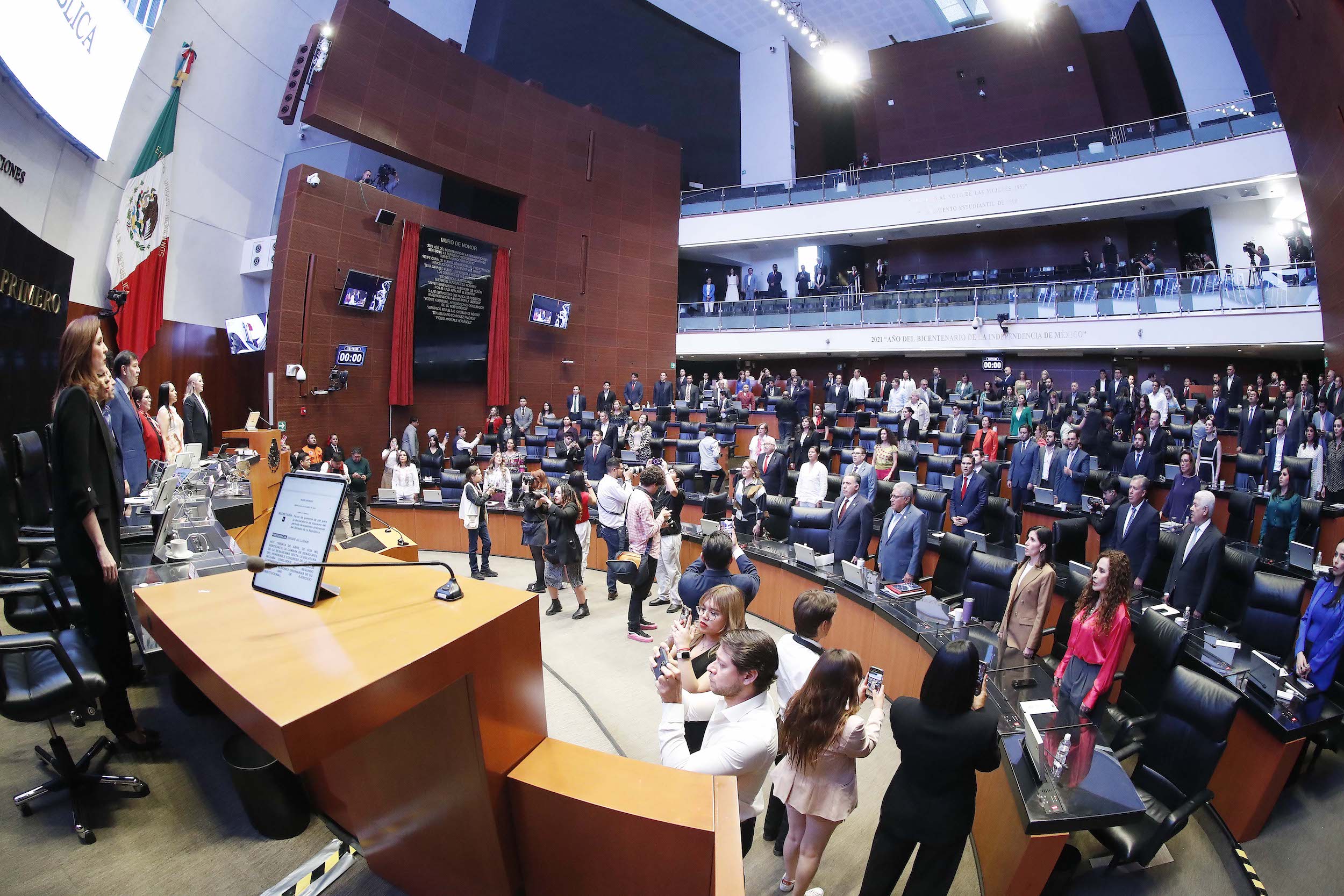 Senado avala permitir que funcionarios de CFE, Pemex y SAT porten armas