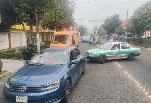 Taxista imprudente provoca choque en la avenida Ávila Camacho de Xalapa